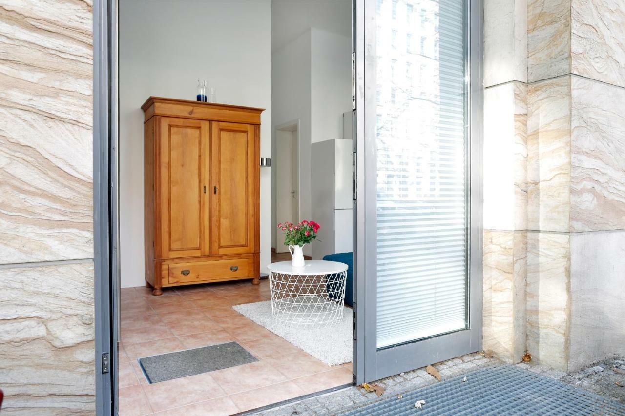 Swine By Rockchair Apartments L Superhost Status L Cozy Family & Business Flair In City Center "Mitte" Modern Studio Boxspringbed Welcomes You! Berlim Exterior foto